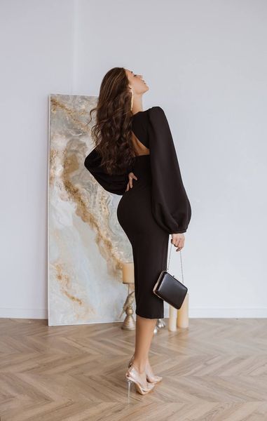 Сукня міді з об'ємними рукавами і трикутним вирізом на спині чорна 1353 фото
