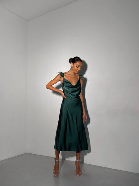 Сукня в стилі Sleep-Dress з пір'ям на бретелях бутилочна Kamila02 фото
